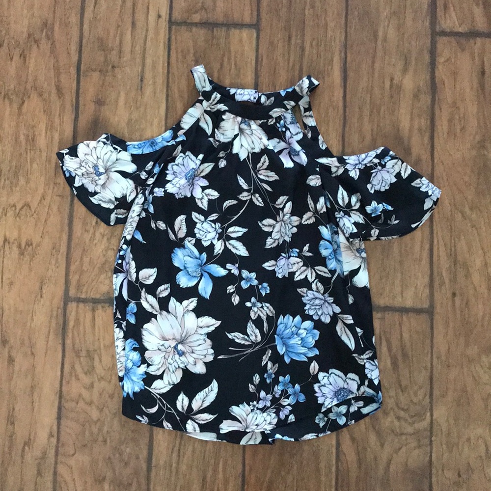 Tank top with off shoulder sleeves